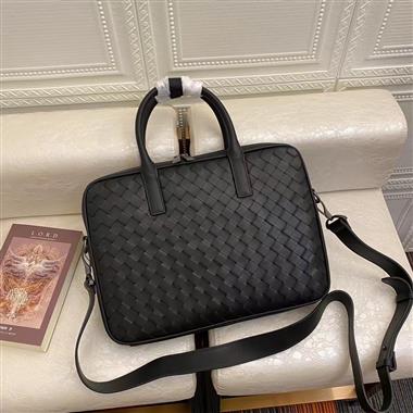 BOTTEGA VENETA    2023新款男生時尚休閒包  尺寸:36*26.5*5CM