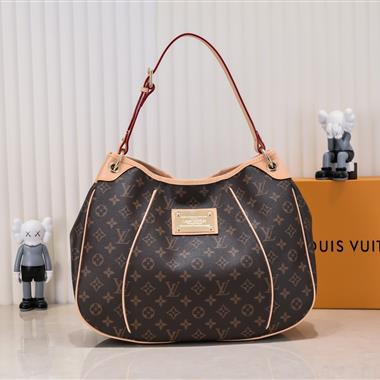 LOUIS VUITTON  2023新款女生時尚休閒包  尺寸:42*29*11CM