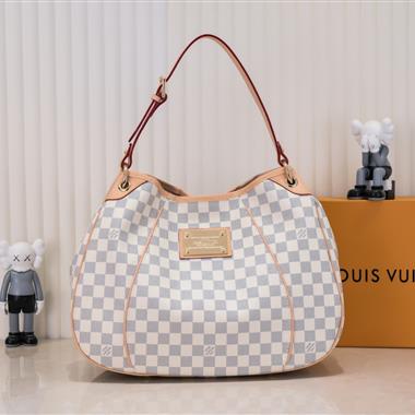 LOUIS VUITTON  2023新款女生時尚休閒包  尺寸:42*29*11CM