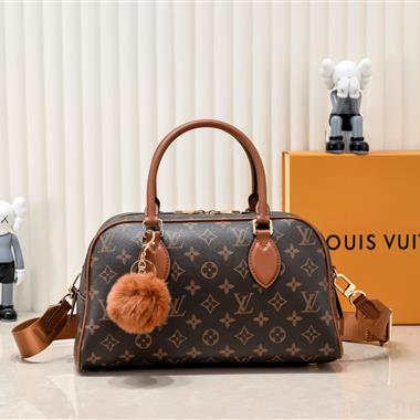 LOUIS VUITTON  2023新款女生時尚休閒包  尺寸:31*20*15CM