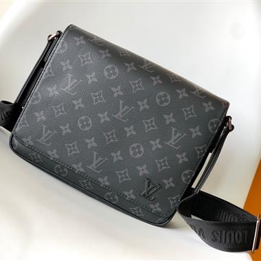 LOUIS VUITTON    2023新款男生時尚休閒包  尺寸：26 x 20 x 7CM