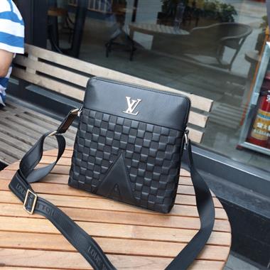 LOUIS VUITTON    2023新款男生時尚休閒包 尺寸：26-28-6CM