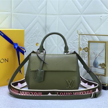 LOUIS VUITTON    2023新款女生時尚休閒包  尺寸：20*16*7.5CM