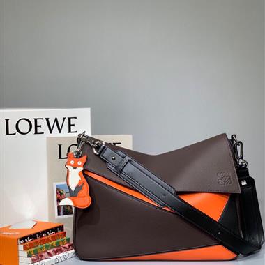 LOEWE   2023新款男生時尚休閒包 尺寸：37*25*9CM