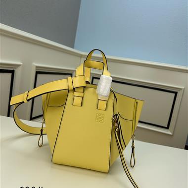 LOEWE   2023新款女生時尚休閒包  尺寸：20.8-19.5-14.5CM