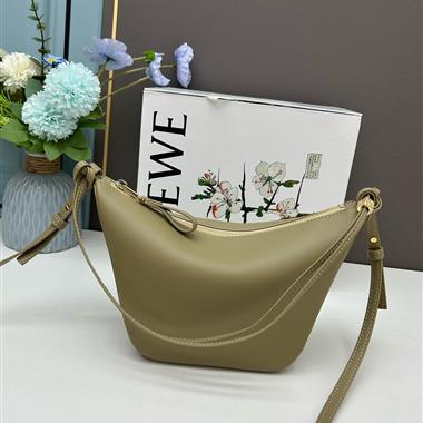 LOEWE   2023新款女生時尚休閒包  尺寸：28-17-9.5CM