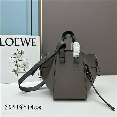 LOEWE   2023新款女生時尚休閒包 尺寸：20.8-19.5-14.5CM