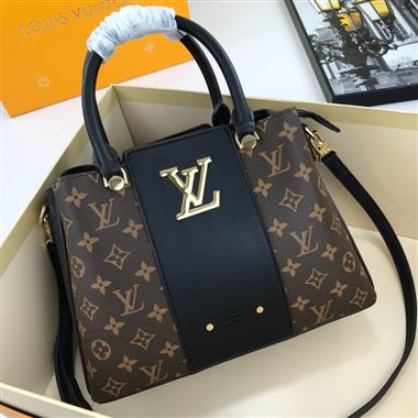 LOUIS VUITTON   2023新款女生時尚休閒包 尺寸：30-23-13CM