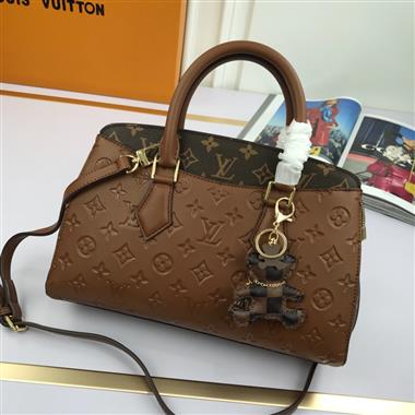 LOUIS VUITTON   2023新款女生時尚休閒包 尺寸：32-23-13CM