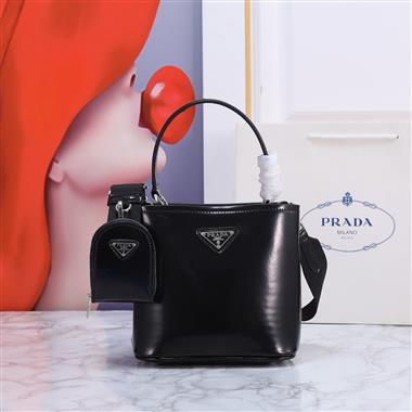 PRADA   2023新款女生時尚休閒包 尺寸：19*20*11.5CM