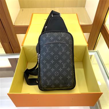 LOUIS VUITTON   2024新款男生時尚休閒包 尺寸：20x31x7CM