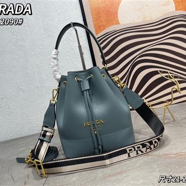 PRADA  2024新款女生時尚休閒包 尺寸：21*25*15CM