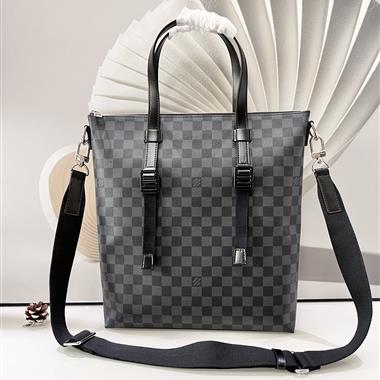 LOUIS VUITTON  2024新款男生時尚休閒包 尺寸：36*35*9CM