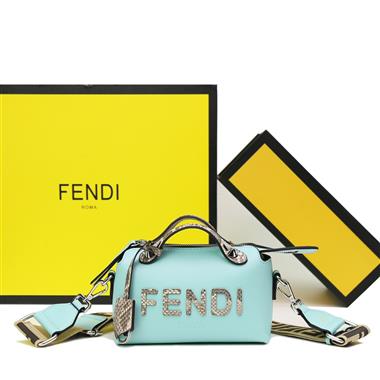 FENDI   2024新款時尚女生休閒包 尺寸：20*9.5*13CM