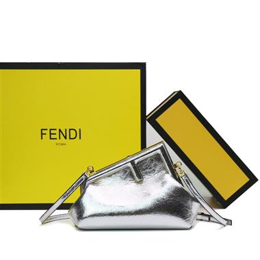 FENDI   2024新款時尚女生休閒包 尺寸：26*9.5*18CM