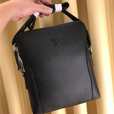 LOUIS VUITTON  2025新款男生時尚包包  尺寸：25*28*5CM