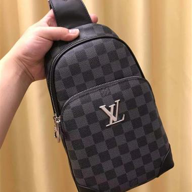 LOUIS VUITTON  2025新款男生時尚包包  尺寸：28*18*11CM