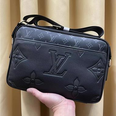 LOUIS VUITTON   2025新款男生時尚包包  尺寸：32*22*7CM