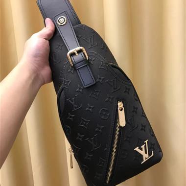 LOUIS VUITTON  2025新款男生時尚包包  尺寸：28*20*6CM