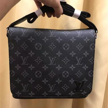 LOUIS VUITTON  2025新款男生時尚包包  尺寸：25*23*7CM