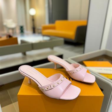 Louis Vuitton    2025新款女生休閒時尚鞋子
