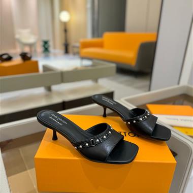 Louis Vuitton    2025新款女生休閒時尚鞋子