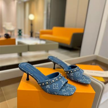Louis Vuitton    2025新款女生休閒時尚鞋子