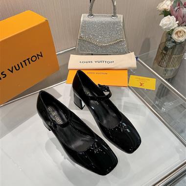 Louis Vuitton    2025新款女生休閒時尚鞋子