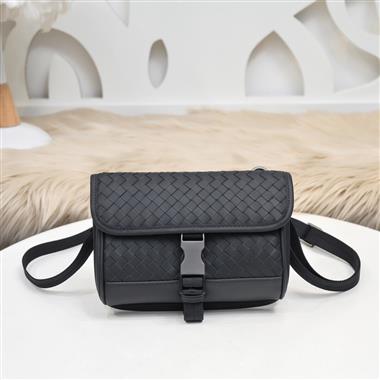 BOTTEGA VENETA    2025新款男生時尚包包  尺寸：21*14*5CM
