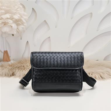 BOTTEGA VENETA    2025新款男生時尚包包  尺寸：23*18*6CM