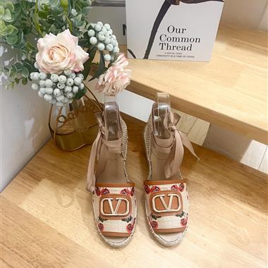 Valentino   2025新款女生休閒時尚鞋子