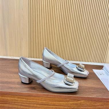 Ferragamo    2025新款女生休閒時尚鞋子