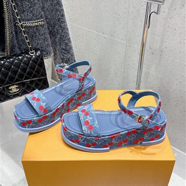 Louis Vuitton   2025新款女生休閒時尚鞋子
