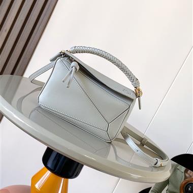 LOEWE  2025新款女生時尚包包 尺寸：18*12.5*8CM