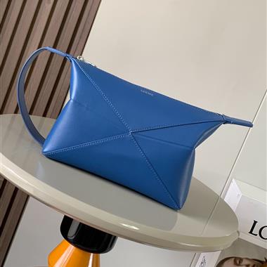 LOEWE  2025新款女生時尚包包 尺寸：22.7*12*15.5CM