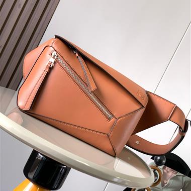 LOEWE  2025新款女生時尚包包 尺寸：24*16*10.5CM