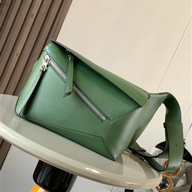 LOEWE  2025新款女生時尚包包 尺寸：24*16*10.5CM