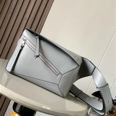 LOEWE  2025新款女生時尚包包 尺寸：24*16*10.5CM