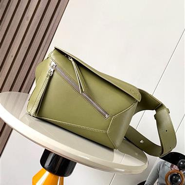 LOEWE  2025新款女生時尚包包 尺寸：24*16*10.5CM