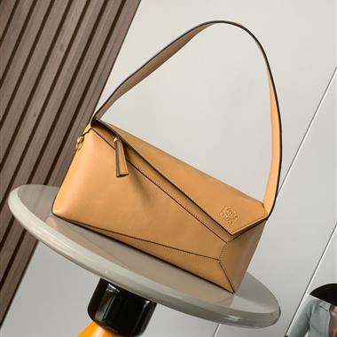LOEWE  2025新款女生時尚包包 尺寸：28*10*5.5CM