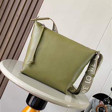 LOEWE  2025新款女生時尚包包 尺寸：29.5*22*10.5CM