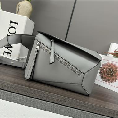 LOEWE  2025新款女生時尚包包 尺寸：24*10.5*16CM
