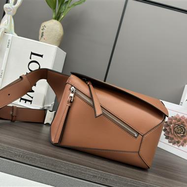 LOEWE  2025新款女生時尚包包 尺寸：24*10.5*16CM