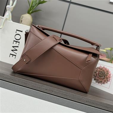 LOEWE  2025新款女生時尚包包 尺寸：33*14.7*21.5CM