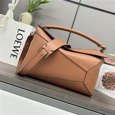 LOEWE  2025新款女生時尚包包 尺寸：33*14.7*21.5CM