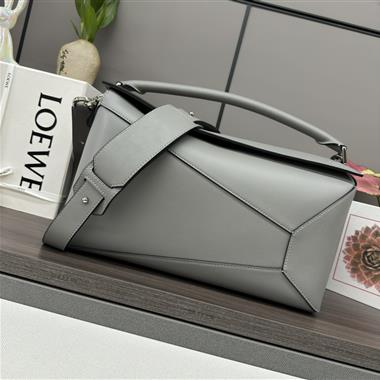 LOEWE  2025新款女生時尚包包 尺寸：36.5*19*23CM