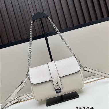 PRADA  2025新款女生時尚包包   尺寸：22*10.5*11.5CM