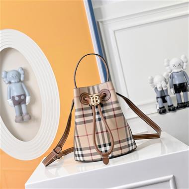BURBERRY  2025新款女生時尚包包   尺寸：15*20CM