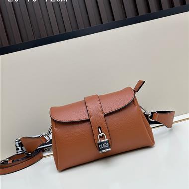 PRADA  2025新款女生時尚包包   尺寸：22*10*12CM