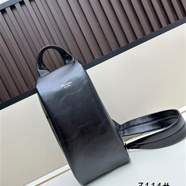 PRADA  2025新款男生時尚包包   尺寸：18*32*11CM